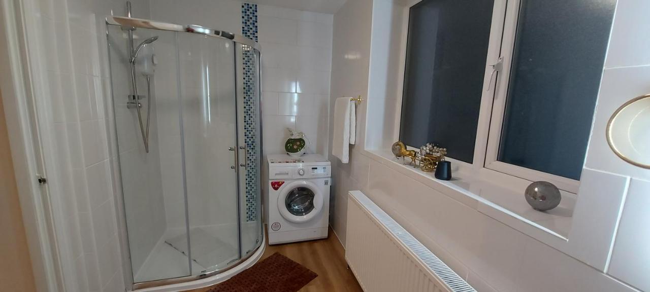 Olive Tree - 2 Master Bedroom Apartment Blackpool